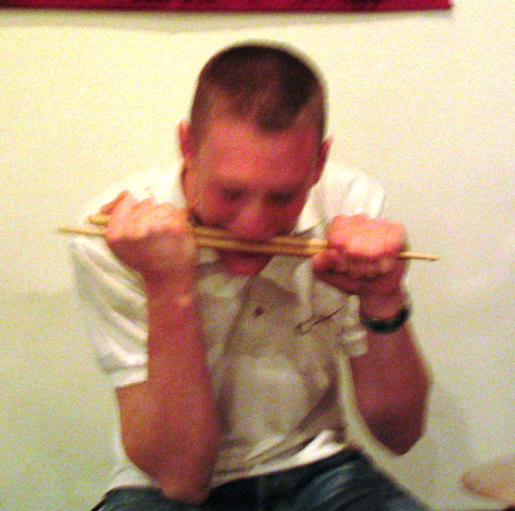 Steven eating his drumsticksnumbertwo.jpg (359609 bytes)