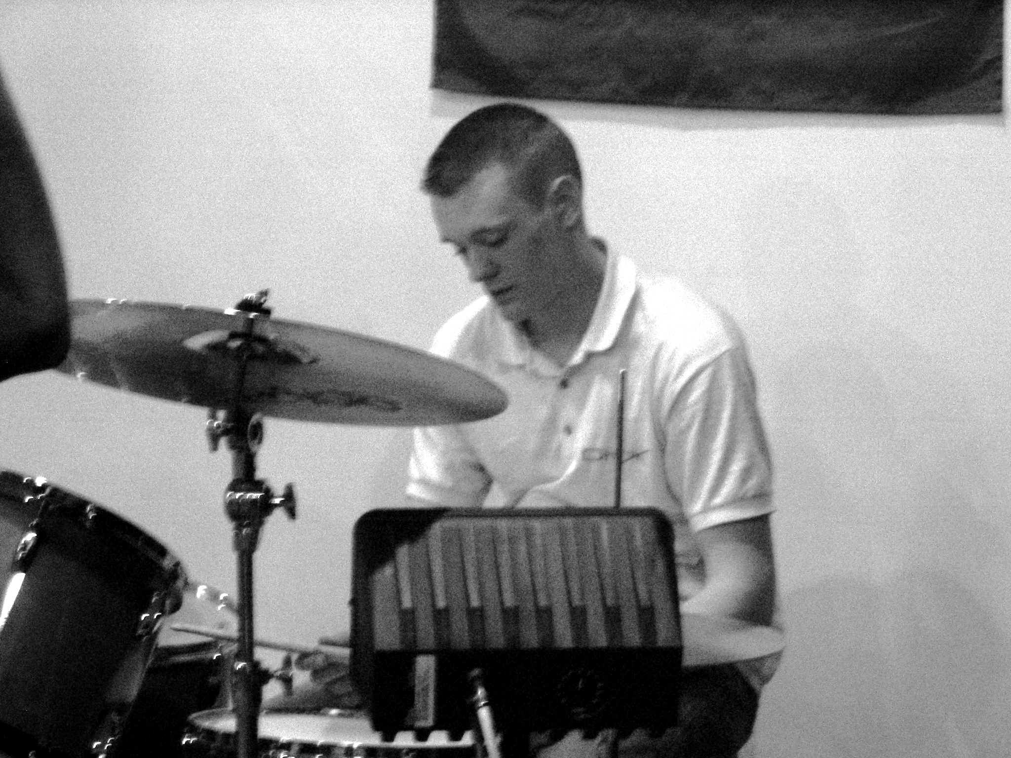 Steven drumming bw2.jpg (878163 bytes)